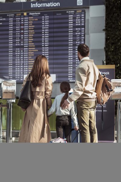 full-shot-people-traveling-together (1)-min