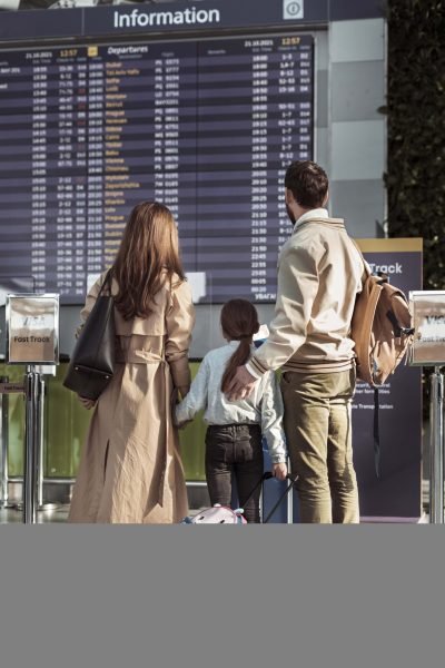 full-shot-people-traveling-together (1)-min
